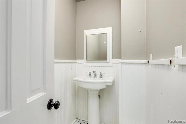 Building Photo - 2900 E Jefferson Ave