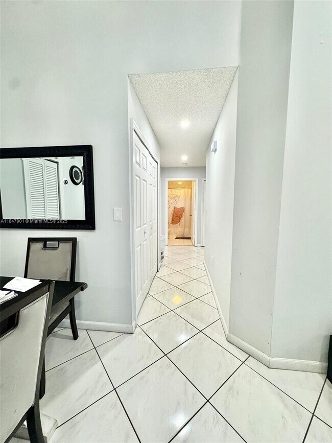 Building Photo - 2527 W 76th St