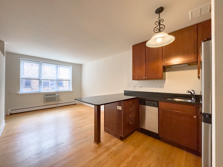 Building Photo - 630 W Wrightwood Ave