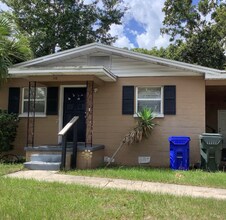 Building Photo - Charming Three-Bedroom, One-Bathroom Single-Family Home!