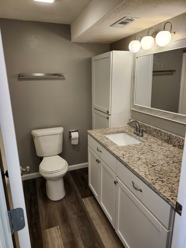 Building Photo - 1003 Village Circle Dr