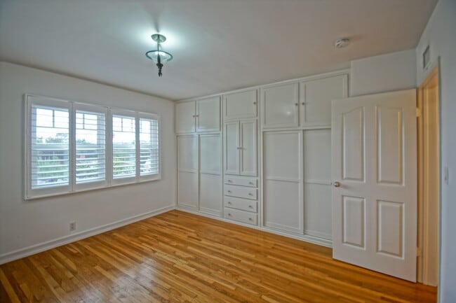 Building Photo - BEAUTIFULLY REMODELED, BRIGHT & AIRY HILLS...