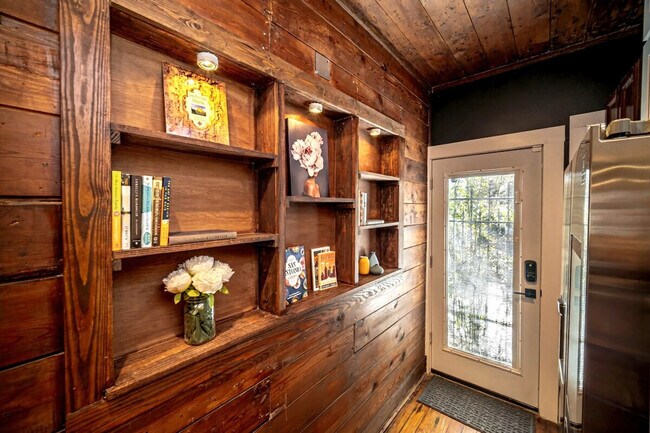 Building Photo - 309 King William St