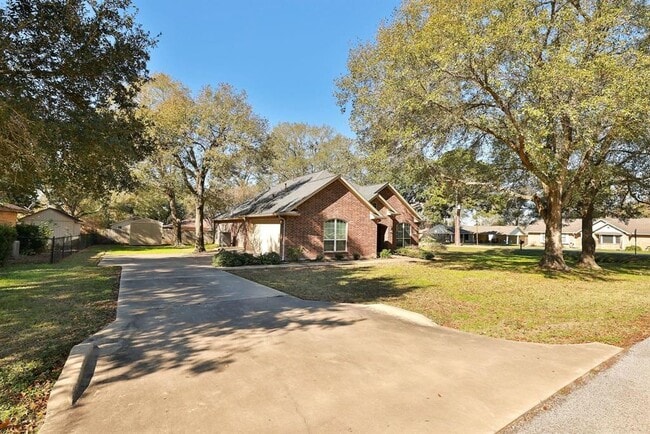 Building Photo - 2215 Penick Rd