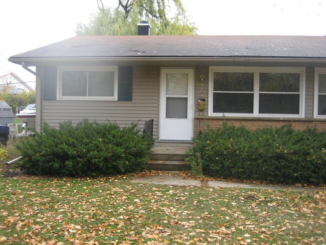 Building Photo - Cozy Duplex Near Highway 51