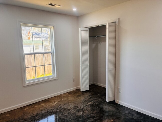 Building Photo - 411 Elm St