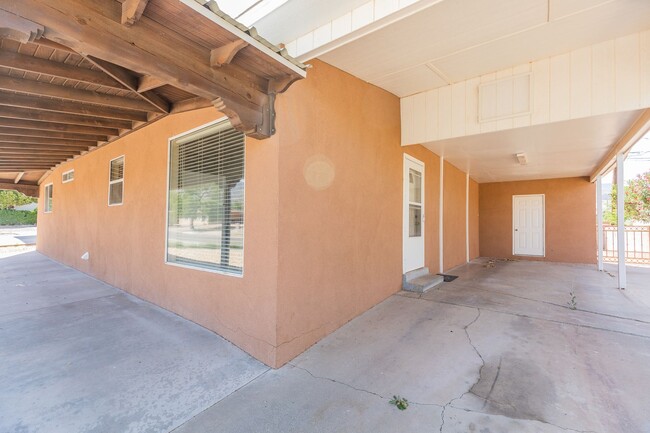 Building Photo - Beautiful 3 bedroom 1 bathroom home