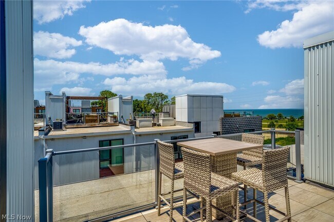 Building Photo - 1240 W 70th St