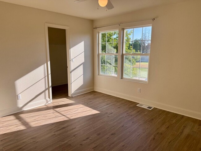 Building Photo - Newly Updated 3 Bedroom 2 1/2 Bath North M...