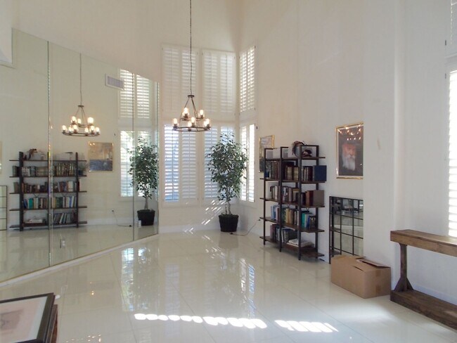 Building Photo - Stunning Fully Remodeled Luxury Home in Peccole Ranch