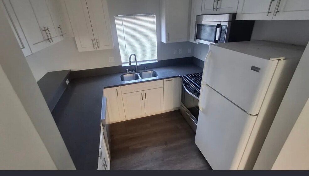 Building Photo - 4343 Ventura Canyon Ave