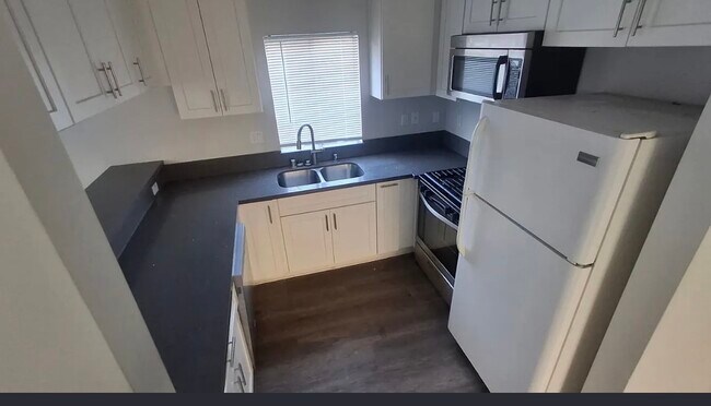 Building Photo - 4343 Ventura Canyon Ave