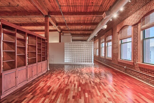 Building Photo - Huge Luxury 2 Story Condo with Private Roo...