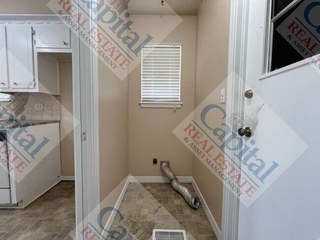 Building Photo - Charming 3 Bedroom