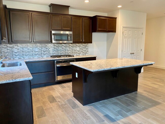 Building Photo - $2,650 Woodside Gated Community 4 Bdrm, So...