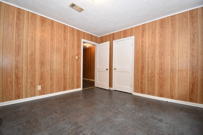 Building Photo - Spacious 3 Bedroom House