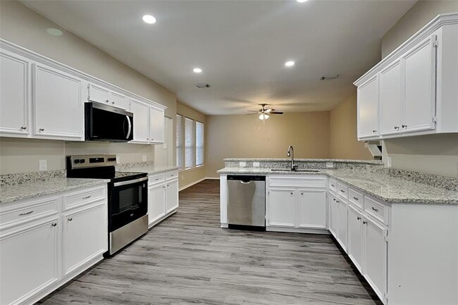 Building Photo - 26953 Kings Crescent Dr