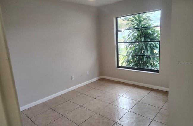 Building Photo - 437 Short Dr