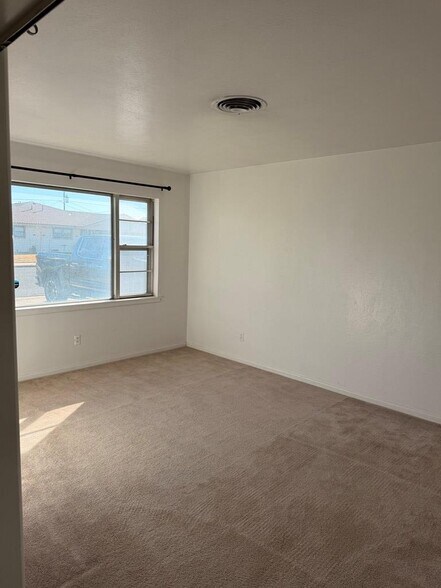 Building Photo - 1617 E 49th St