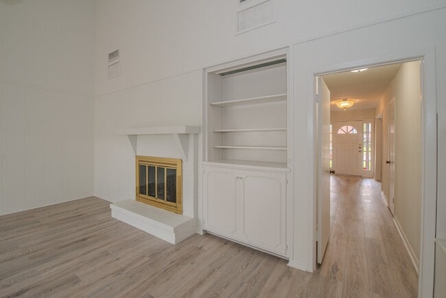 Building Photo - 5975 Townhouse Ln