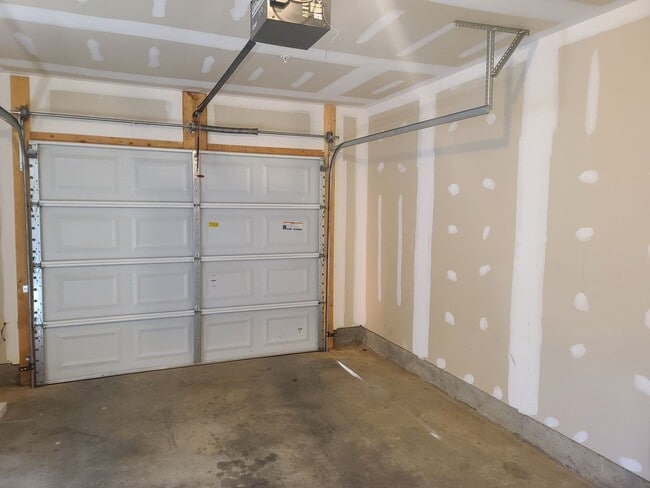 Building Photo - 3 Bedroom 2 1/2 bath ** End Unit** Townhome for Rent in Waynesboro