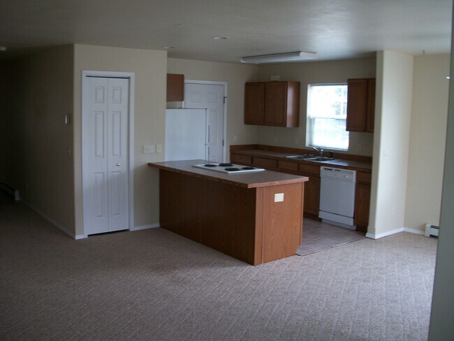 Building Photo - 2 Bedroom, 1 1/2 Bathroom Townhouse-Walking distance to MSU Campus