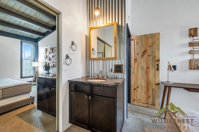 Building Photo - Treehouse Condo - 3rd floor Modern 2 Bedro...