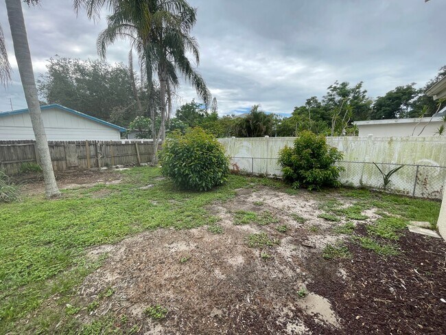 Building Photo - Charming 3-Bedroom Home with 1 Bath and 1-...