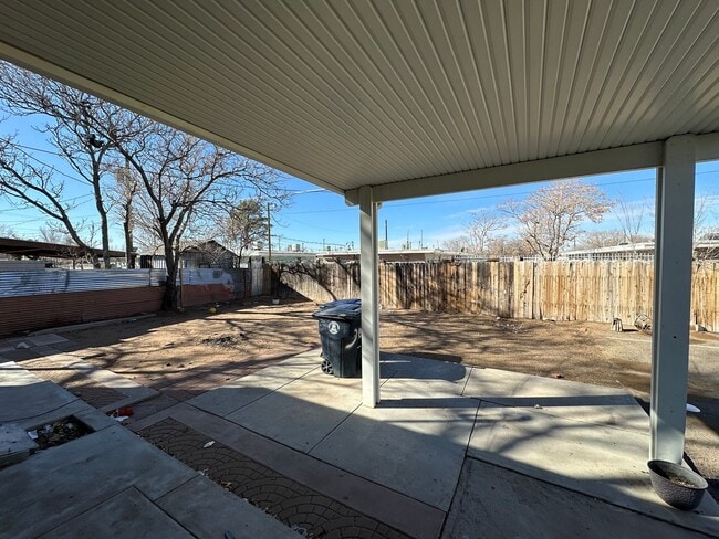 Building Photo - Beautifully Remodeled 2 Bed 1 Bath House