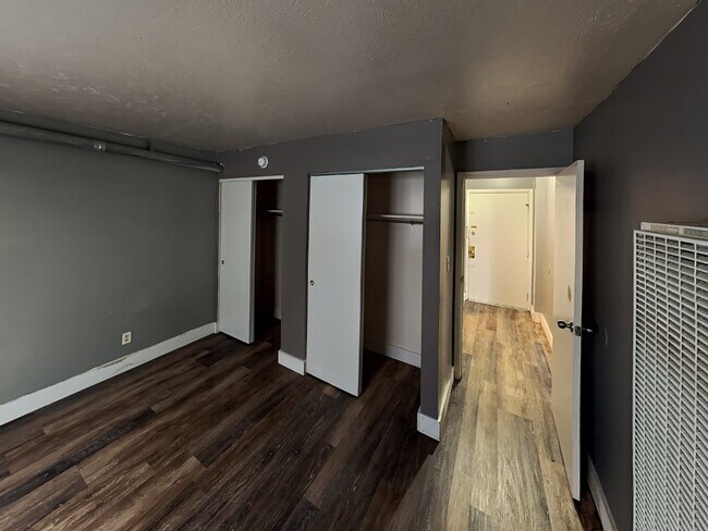 Building Photo - 107 E 16th Ave