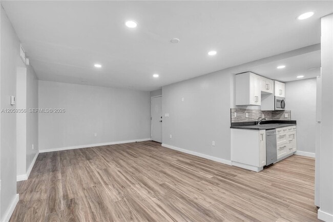 Building Photo - 9320 Fontainebleau Blvd
