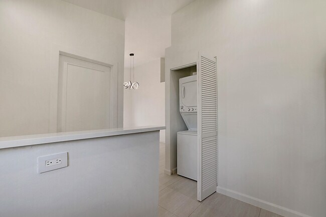 Building Photo - 320 NE 42nd St