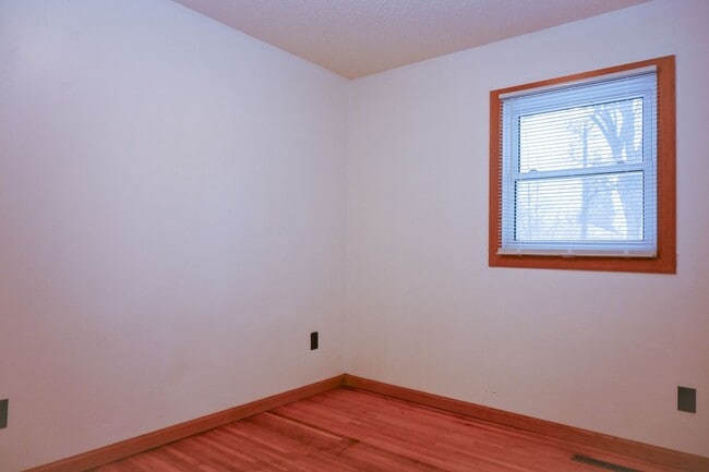 Building Photo - Huge 5 Bed 2 Bath Home for Rent! Great Loc...