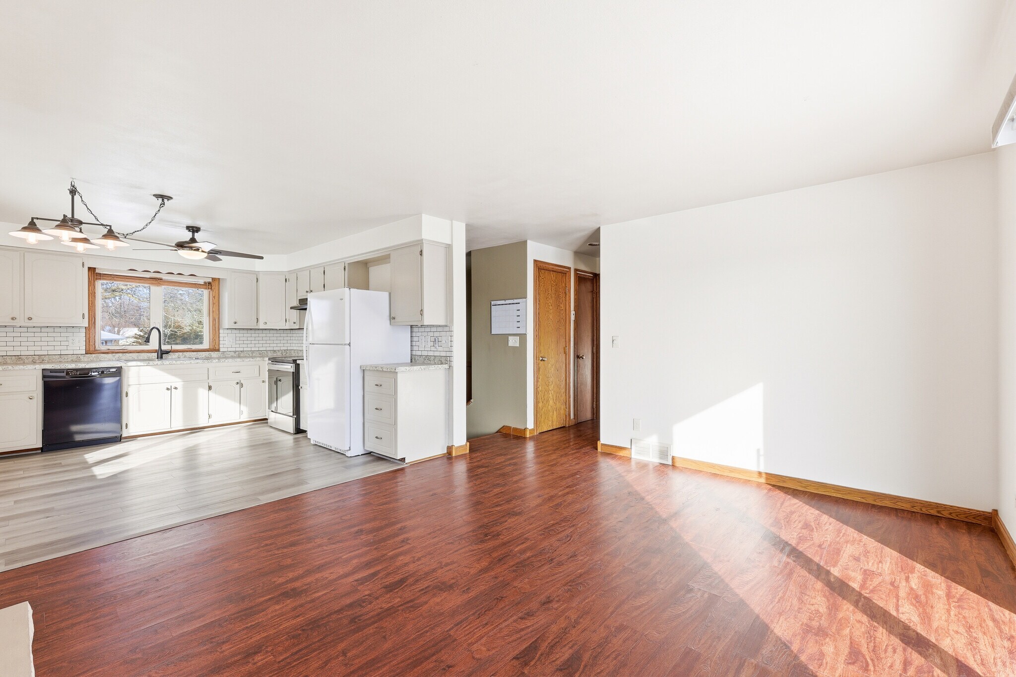 Building Photo - 809 W Ridgeview Dr