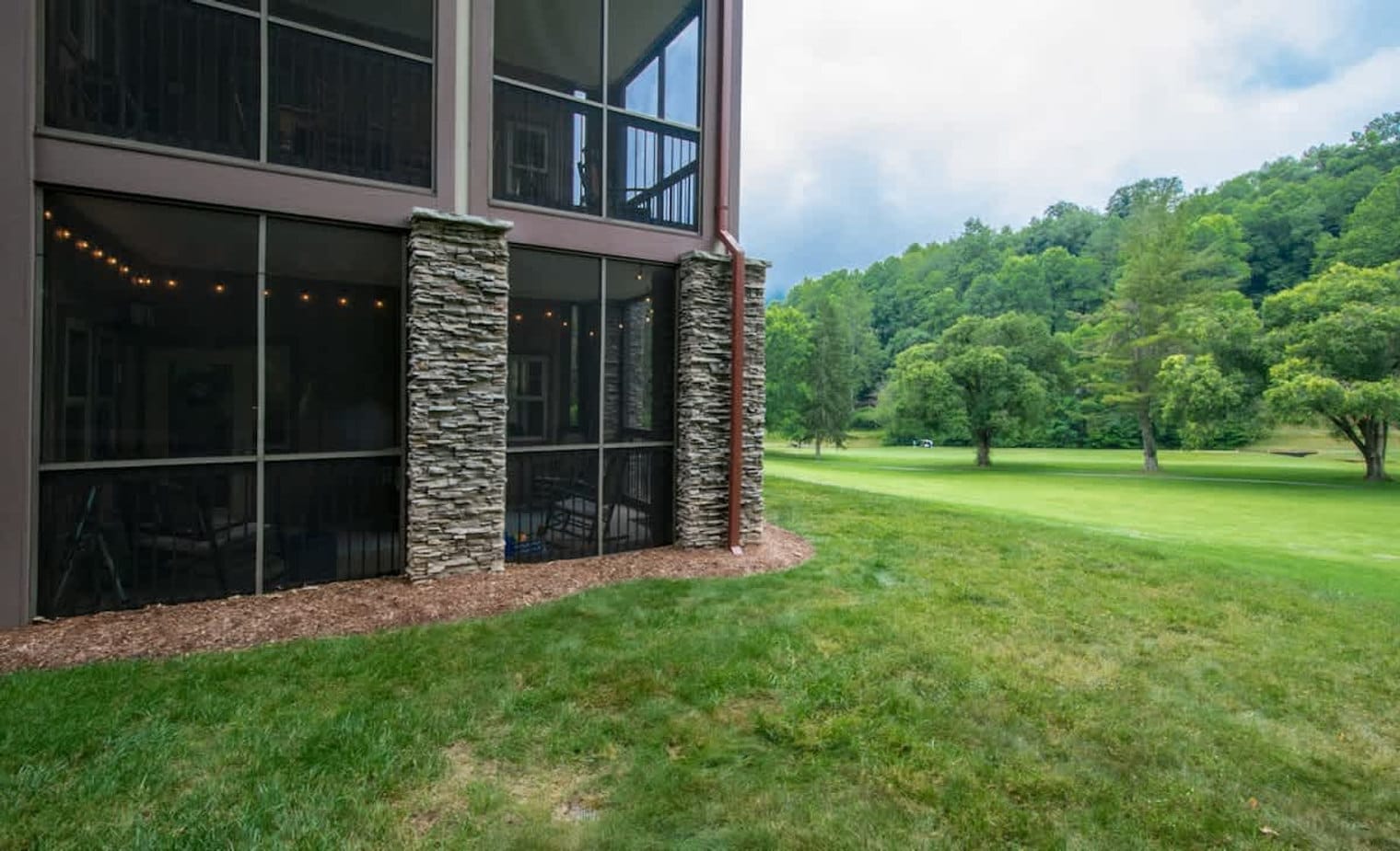Building Photo - 1560 Country Club Dr
