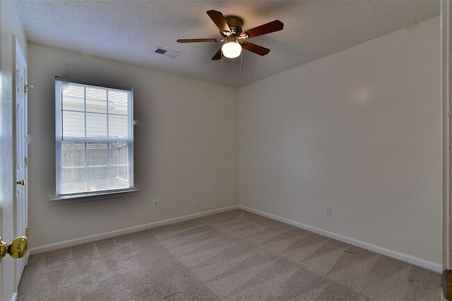 Building Photo - 321 Legend Oaks Dr