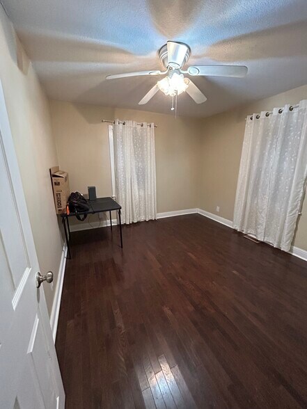 Building Photo - 2092 Hilltop View Rd