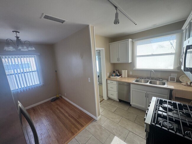Building Photo - Beautiful 3 bedroom North Hollywood Home