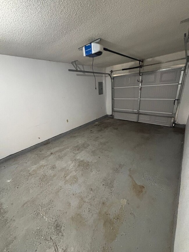 Building Photo - Spacious 4-Bed, 2-Bath Home with Yard and ...