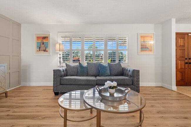 Building Photo - 762 SE River Ln