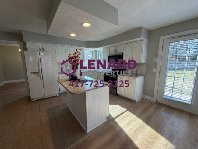 Building Photo - Spacious 3 Bedroom Home!