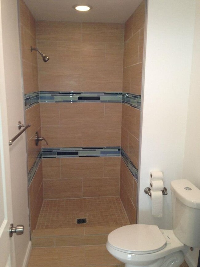 Building Photo - Newly Renovated Luxury 2 bedroom on a dead...