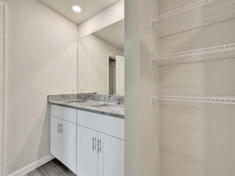 Building Photo - 5671 Enclave Dr