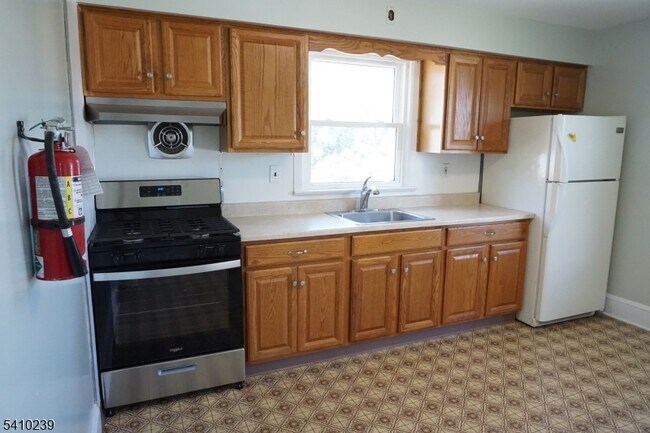 Building Photo - 87 E Somerset St