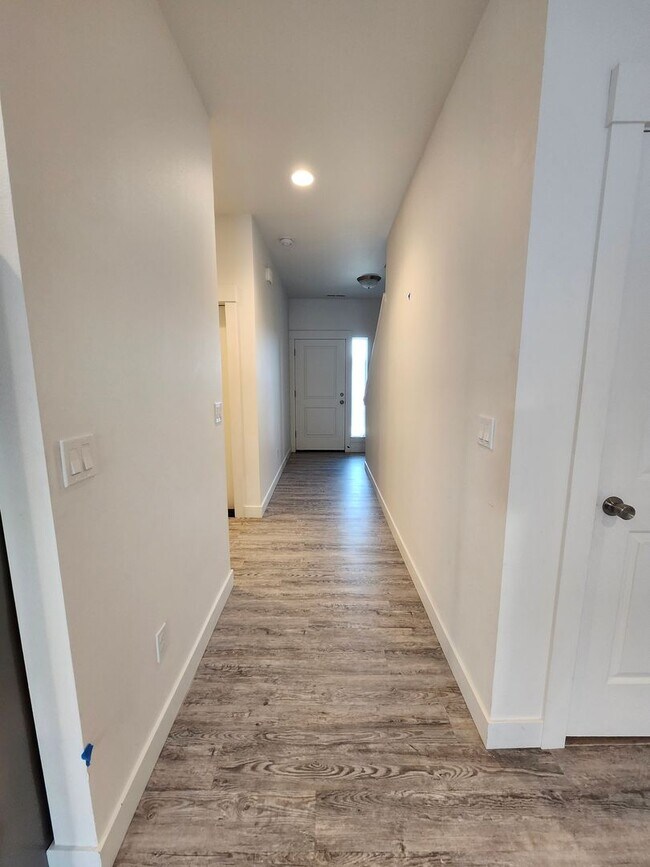 Building Photo - Spacious 3 bed/2.5 bath Townhouse - Gorgeo...