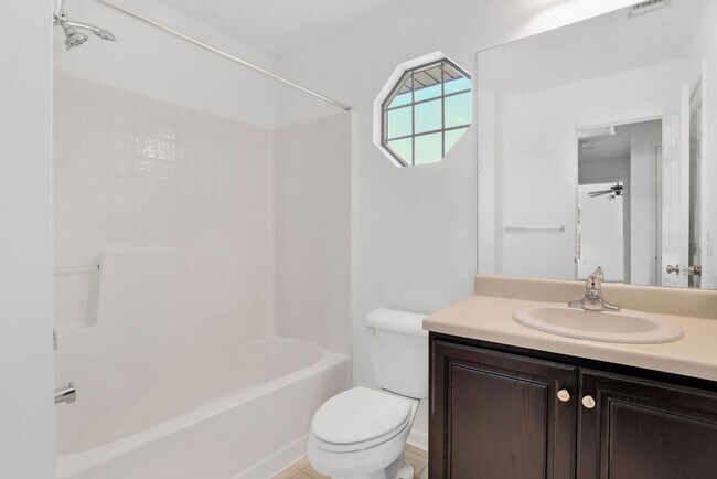 Building Photo - 3 bedroom 2.5 bath townhome in Carriage Sq...