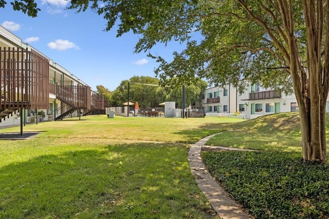 Building Photo - 2200 Dickson Dr