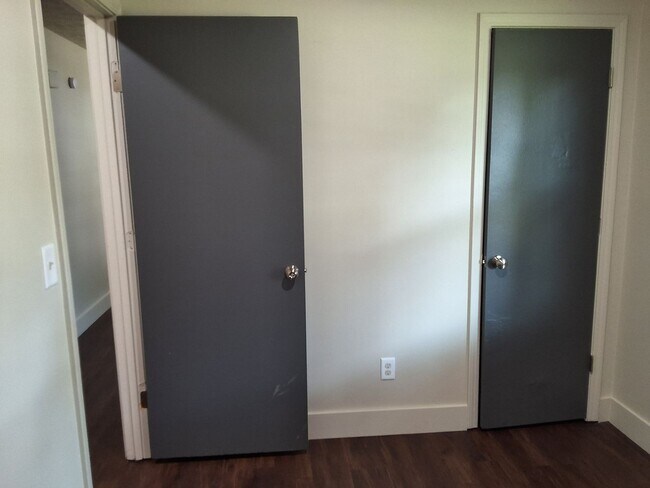 Building Photo - Cozy 3 Bed, 1 Bath House Fenced in yard, M...