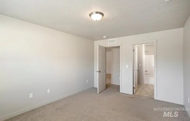 Building Photo - "Charming 3-Bed, 2-Bath Home with Spacious...