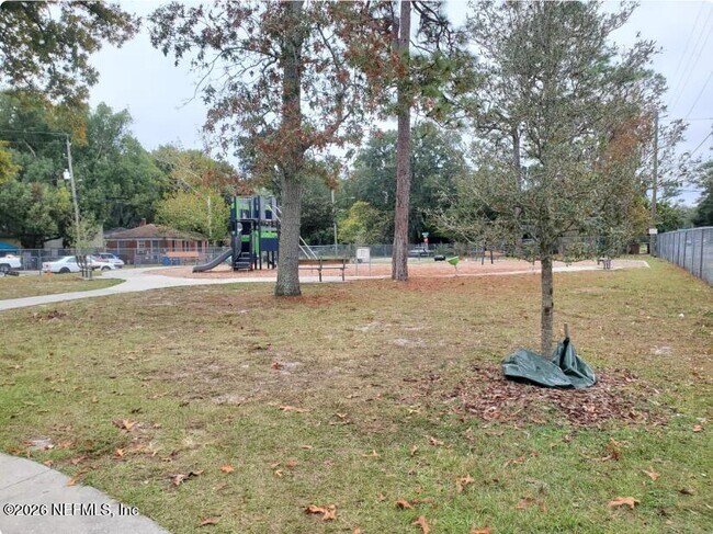 Building Photo - 905 Ethan Allen St